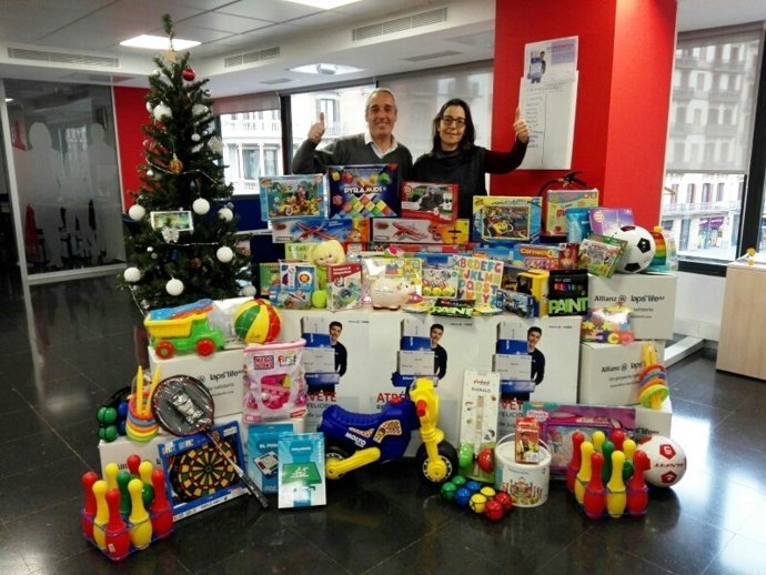 [Grupoeconomia] Ndp Allianz Y Marc Márquez Recogen 6.600 Juguetes Para Navidad