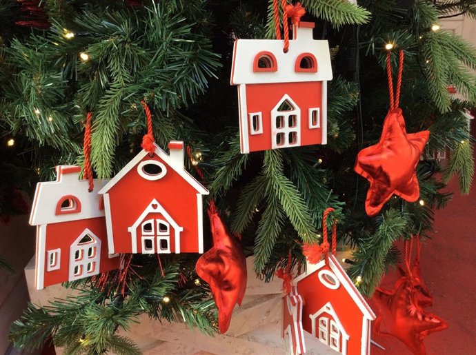 Árbol de Navidad, fiestas navideñas, adornos