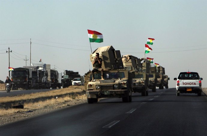 Fuerzas kurdas en la carretera entre Kirkuk y Erbil