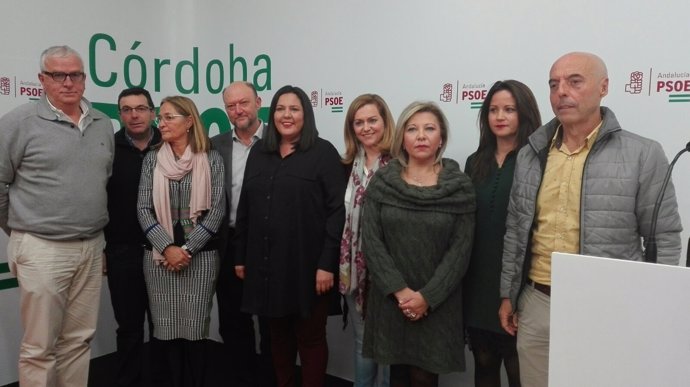 Los dirigentes y cargos públicos del PSOE-A con los alcaldes del Cabril