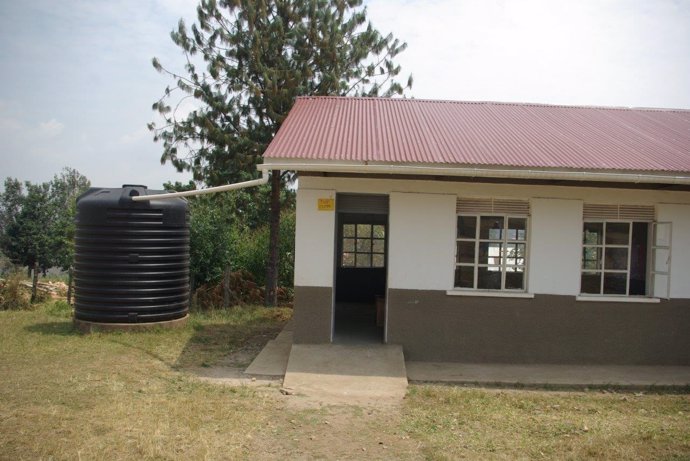 Tanque de agua instalado en Uganda por AUARA y El Ganso