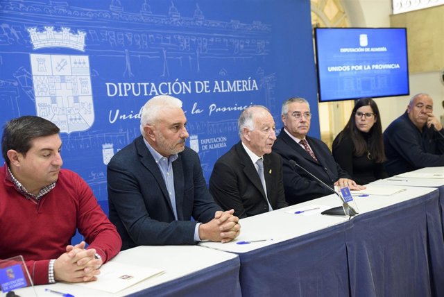 Gabriel Amat ha entregado las subvenciones a los seis municipios beneficiarios.