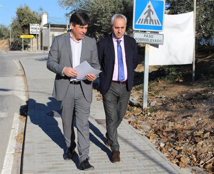 Izquierdo (dcha.) y Llamas, durante la visita