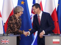 May resta importancia a las "cuestiones constitucionales" de Polonia y aboga por estrechar lazos tras el Brexit