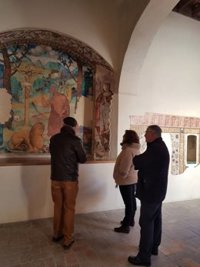 La mesa del monasterio de Santiponce y la portavoz de IU en la Diputación visitan el monumento