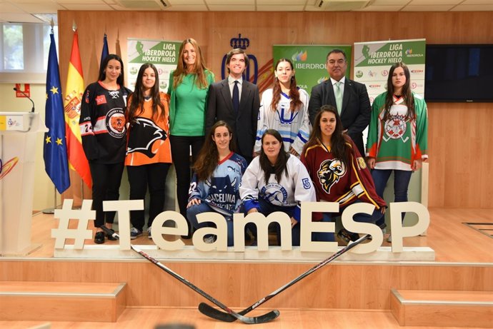 Cabrera, González Castaño y Frank González con las jugadoras de hockey hielo