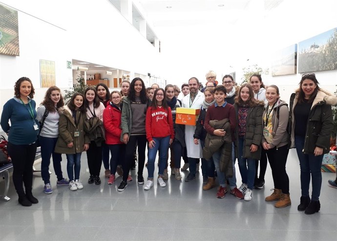 Alumnos durante la visita al hospital
