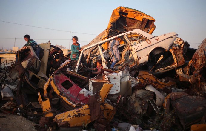 Niños jugando entre unos coches en Jan Yunis, en la Franja de Gaza