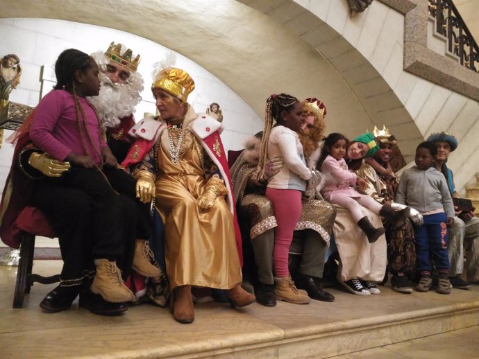 Niños necesitados de Madrid reciben la visita de la Reyes Magos