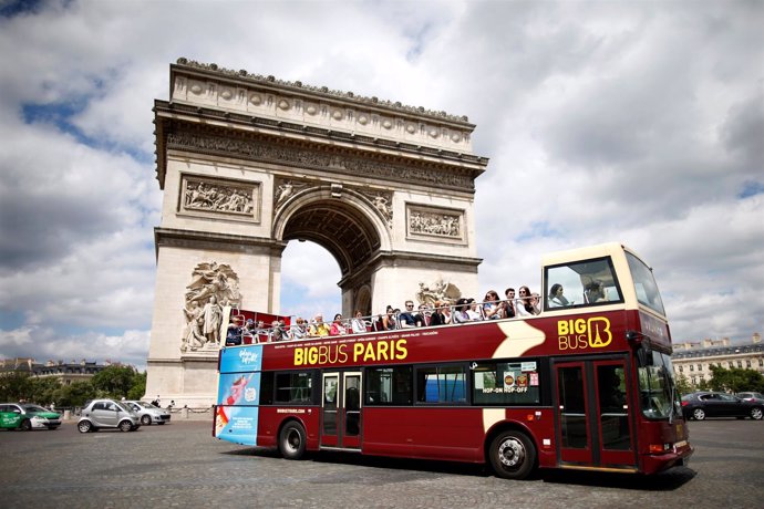 Autobús frente al Arco del Triunfo de París
