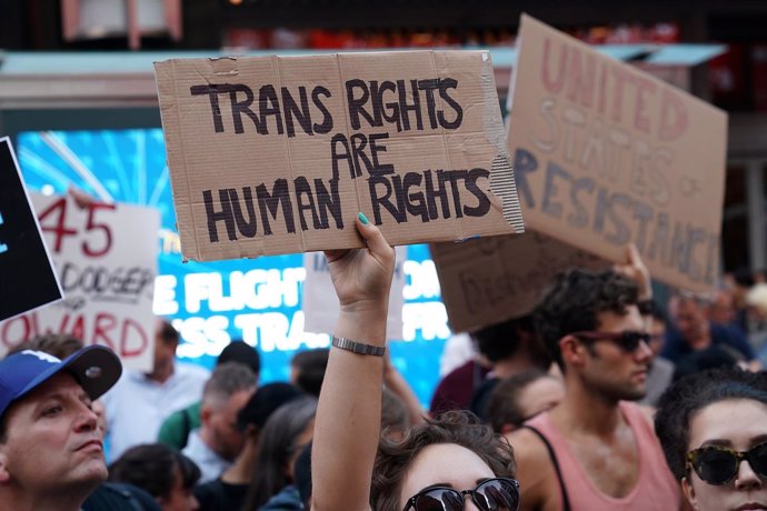 Pancarta por los derechos de los transexuales en Estados Unidos