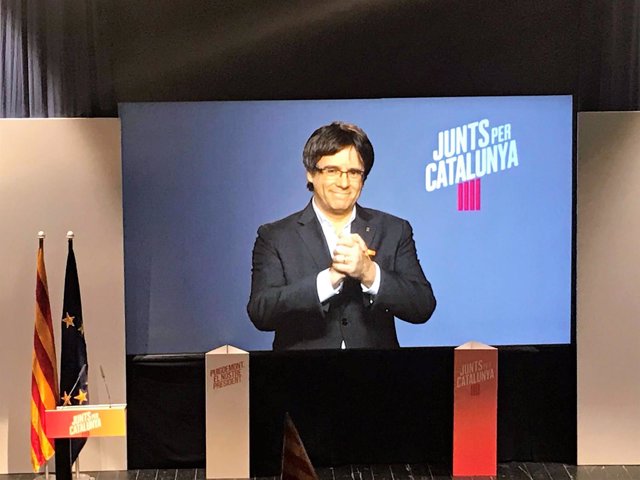 Carles Puigdemont en un acto de campaña de JuntsxCat