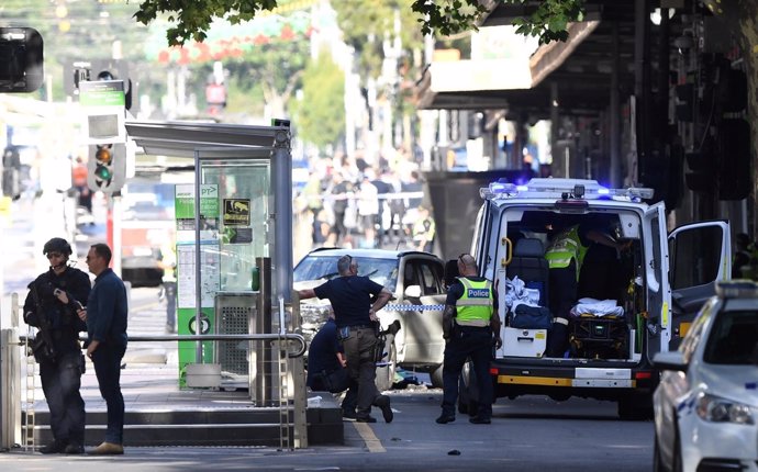 Policías observan la escena del atropello ocurrido en Melbourne, Australia