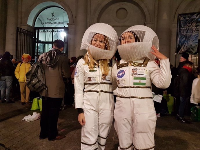Dos chicas disfrazadas de astronautas a las puertas del Teatro Real para asistir