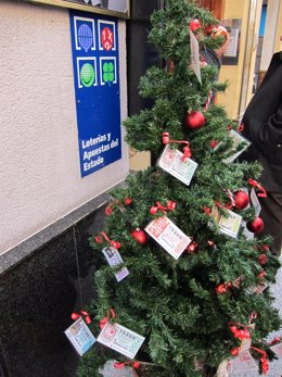 Administración de Lotería y árbol de Navidad