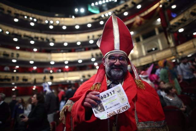 Gente espera en el Teatro Real el sorteo de la Lotería de Navidad