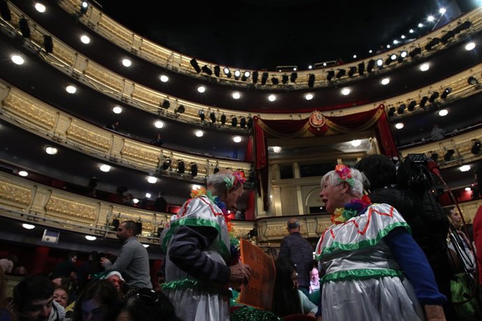 Gent espera al Teatro Real el sorteig de Nadal