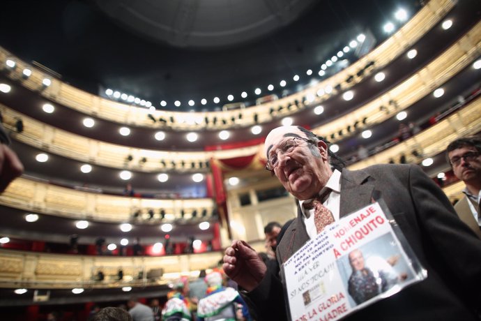 Gente espera en el Teatro Real el sorteo de la Lotería de Navidad