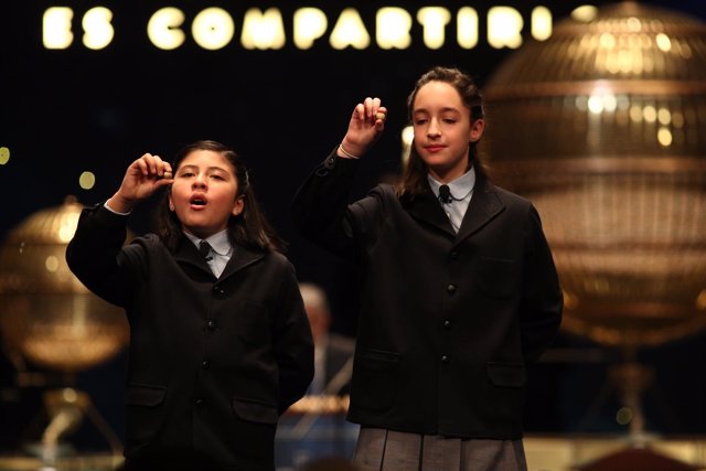 Los niños cantando el segundo premio de la Lotería, el 51.244