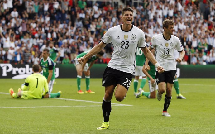 Mario Gómez celebra un gol de Alemania en la Eurocopa