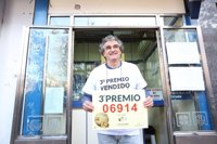 El lotero de Alcalá 323 que ha vendido 200 décimos del tercer premio: "Es una alegría muy grande"