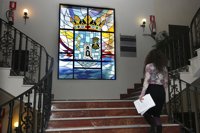 El Ayuntamiento de Marbella culmina la sustitución de la vidriera preconstitucional por el escudo de la localidad