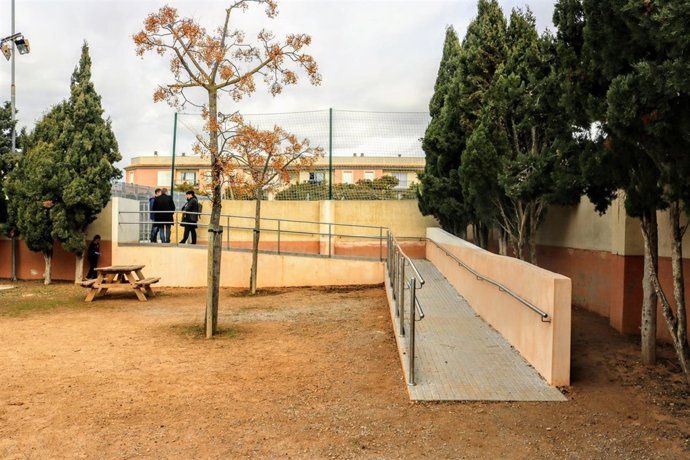 Rampa de acceso que conecta el colegio Es Pil·larí con la pista deportiva