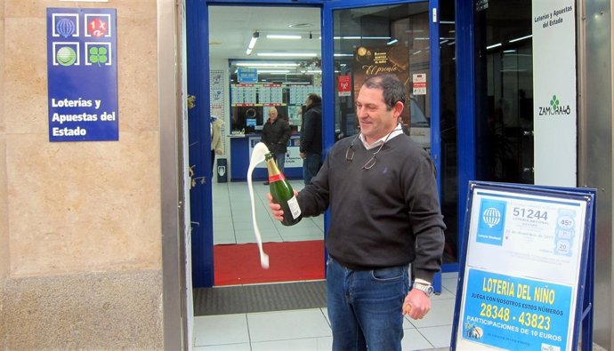 Salamanca.- Javier Marcos lo celebra con cava a las puertas                     