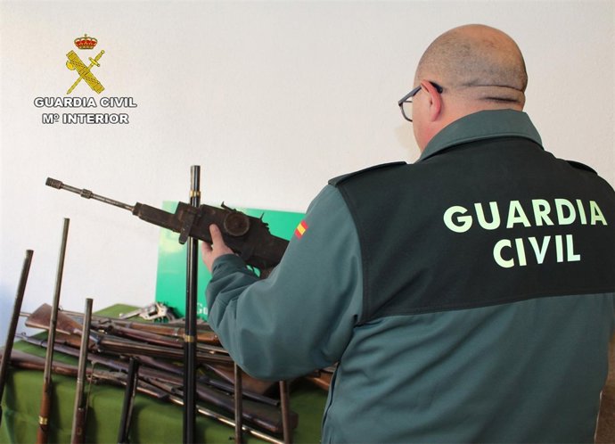 Agente con una de las armas