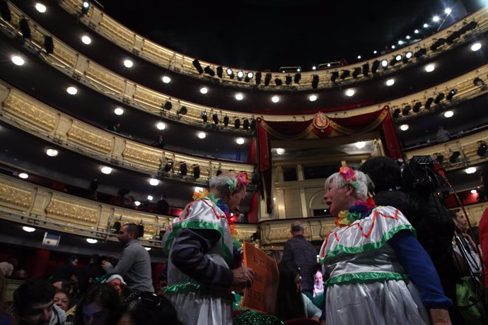 Gente espera en el Teatro Real el sorteo de la Lotería de Navidad