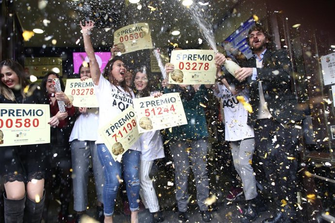 Doña Manolita en Madrid reparte el gordo, el segundo premio y quintos