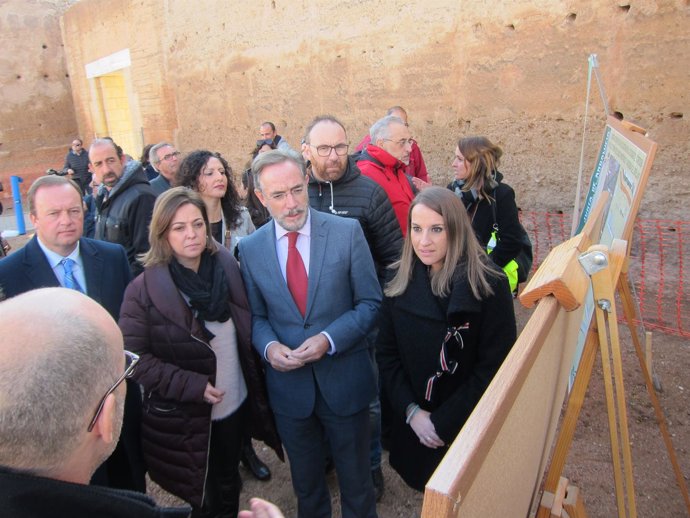 López (centro), entre la alcaldesa y la delegada del Gobierno andaluz   