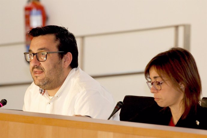 Los diputados provinciales de IU Guzmán Ahumada y Teresa Sánchez pleno diciembre