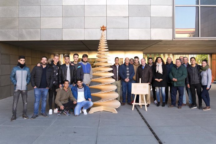 Colocaciónd el árbol de Navidad en la Diputación de Sevilla