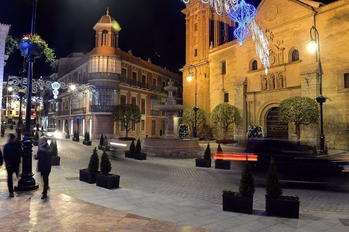 Plaza de san sebastián de Antequera remodelada turistas viajeros campanadas