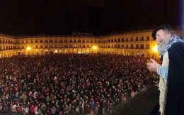 Saludo de olentzero desde el ayuntamiento de vitoria