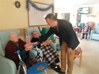Las personas mayores del centro residencial de Armilla (Granada) celebran una fiesta navideña con reparto de dulces
