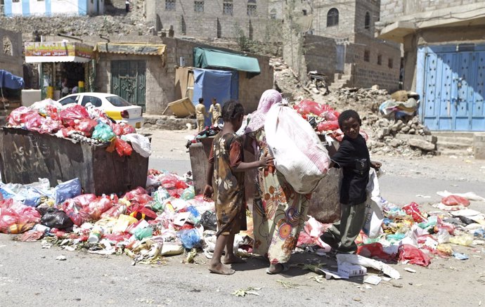 Niños yemeníes buscan comida en la basura en un suburbio de Saná