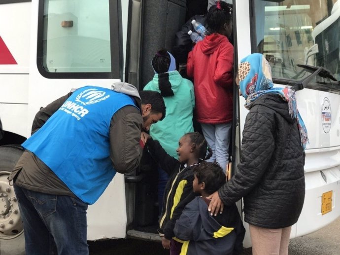 ACNUR evacua a niños detenidos en Libia