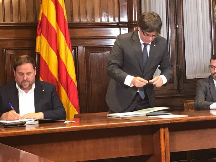 L Govern de la Generalitat en ple signa la convocatòria de el 1-O