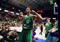 Unicaja sufre pero se consolida ante el Armani Milán