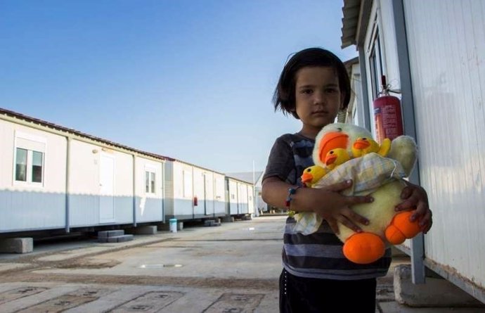 Niña afgana en un albergue para refugiados de Atenas