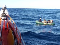 Trasladan a Barbate a once personas rescatadas de una patera