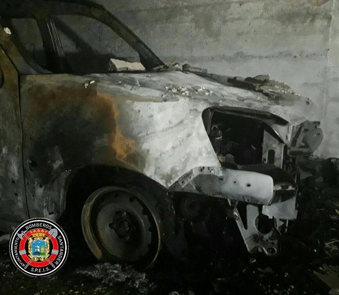 Vehículo calcinado por el fuego en un garaje 