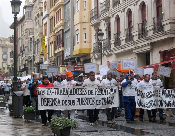 Extrabajadores De Primayor Se Manifiestan Tras Concentrarse En El PSOE.