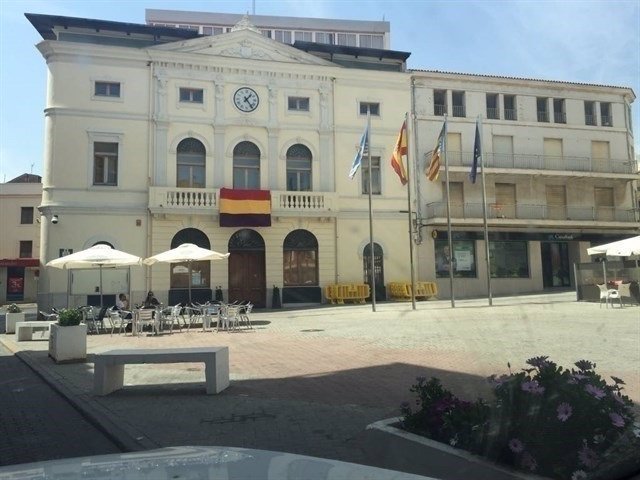 Bandera tricolor en la fachada de un consistorio valenciano