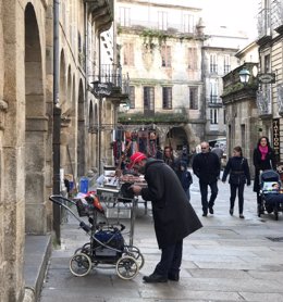 Ciudad de Santiago de Compostela con el afilador y paragüero