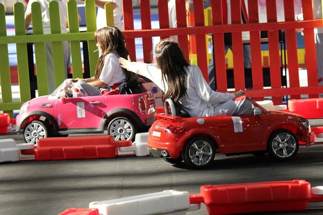 Niñas en un coche de juguete 