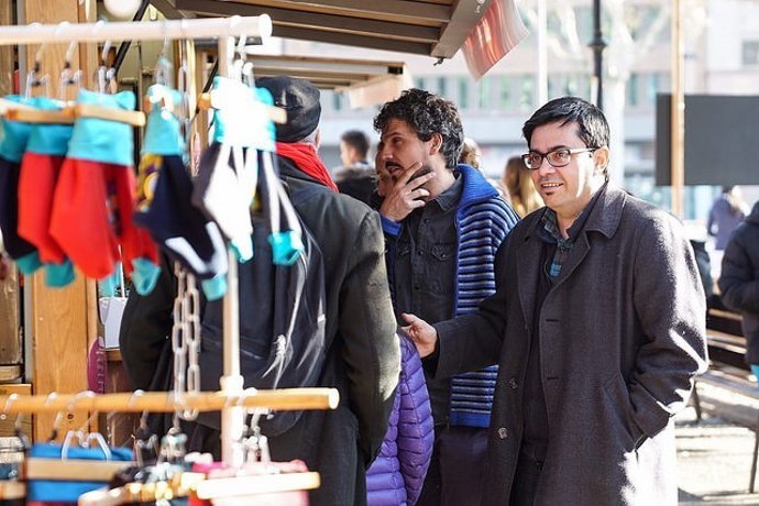 G.Pisarello en la Feria de Consumo Responsable en plaza Catalunya