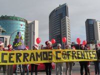 Manifestantes regalan una tarta a Iberdrola para celebrar que expira el permiso de la central de Cofrentes